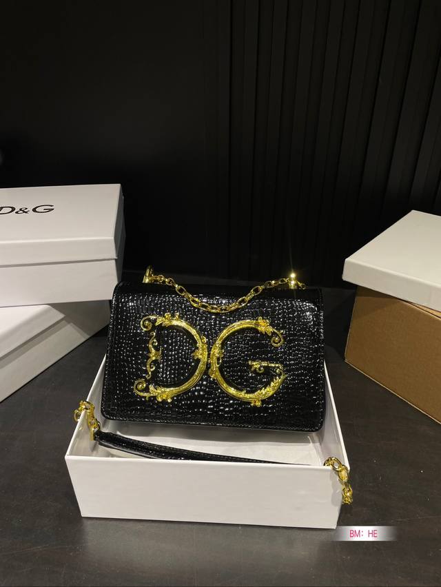 配盒 Dg杜嘉班纳链条包 包包实在是太太太温柔了， 拿在手上少女感十足，仿佛时间停滞在听你诉说你们的故事~高级感满满 #杜嘉班纳dg 尺寸22*13