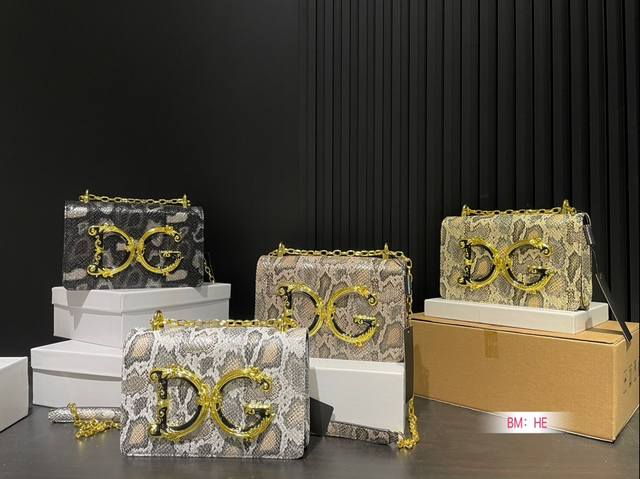 配盒 Dg杜嘉班纳链条包 包包实在是太太太温柔了， 拿在手上少女感十足，仿佛时间停滞在听你诉说你们的故事~高级感满满 #杜嘉班纳dg 尺寸22*13