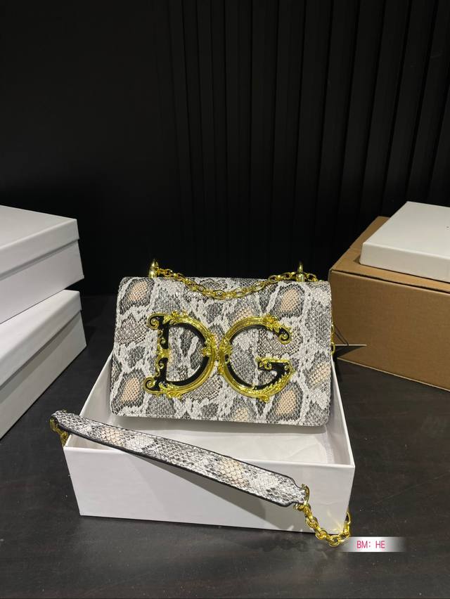 配盒 Dg杜嘉班纳链条包 包包实在是太太太温柔了， 拿在手上少女感十足，仿佛时间停滞在听你诉说你们的故事~高级感满满 #杜嘉班纳dg 尺寸22*13