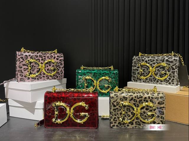 配盒 Dg杜嘉班纳链条包 包包实在是太太太温柔了， 拿在手上少女感十足，仿佛时间停滞在听你诉说你们的故事~高级感满满 #杜嘉班纳dg 尺寸22*13