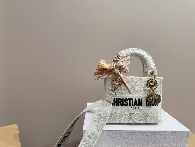 顶级原单 配折叠盒尺寸16.13 迪奥 刺绣戴妃包 Dior 包身采用精湛的纯手工刺绣工艺 超级重工的一款包包，质感十足，复古精致 高级又不失优雅d家最具有代表