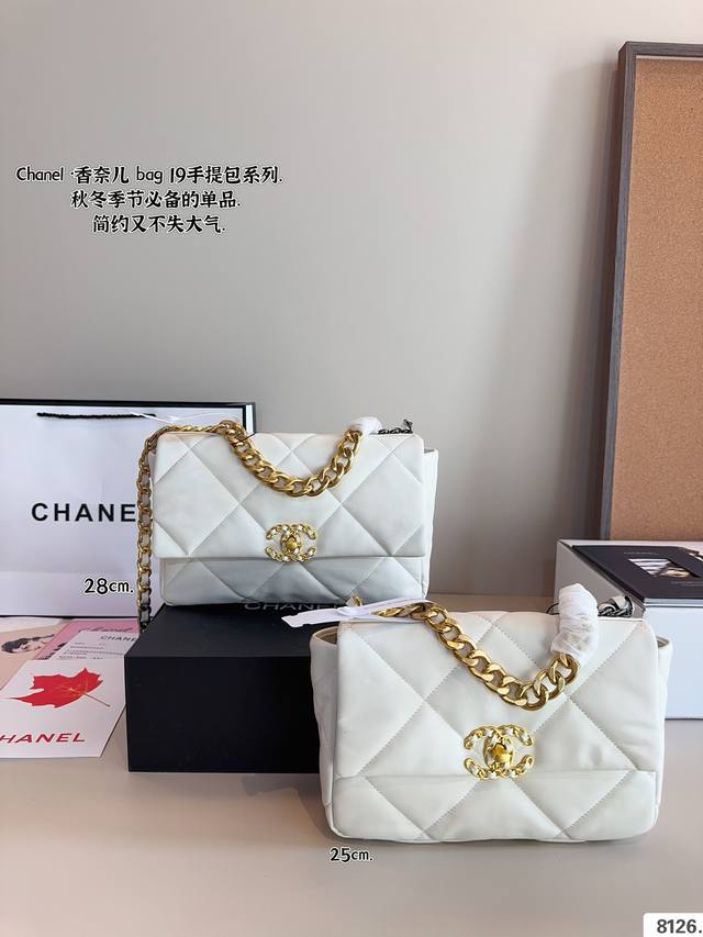 配礼盒. 香奈儿chanel 19Bag链条包 有型，能装，风格随意切换 年度最爱大包，有点飒，冷淡风 气场十足 高级满满尺寸：28*8*18 25*8*18C