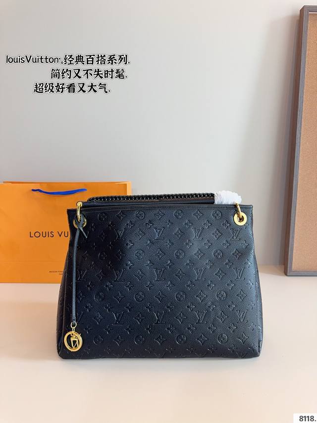 Lv｜路易威登 Artsy手提包 购物袋超大容量设计 手工编织手柄 简约中散发着奢华气质 容量很大，侧面的立体三角线条给足了稳定感。Arsty有棱角有性格，单根