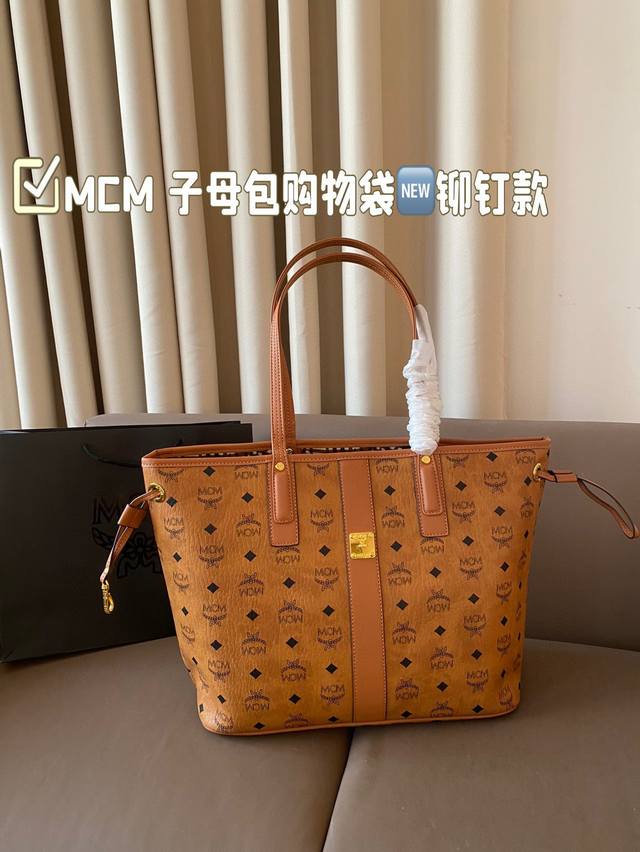 尺寸34*29 Mcm 铆钉款子母包购物袋 轻松无负重感,性价比很高 上身效果特别好,容量很棒 百搭时尚,真正兼具实用和美观 尺寸34*29 Mcm 铆钉款子母包购物袋 轻松无负重感,性价比很高 上身效果特别好,容量很棒 百搭时尚,真正兼具实用和美观