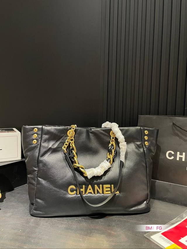 香奈儿 机场购物袋. 又甜又酷 一整个爱住 百搭时尚 颜值超高chanel 是每个潮酷女孩必入单品尺寸:39*28 香奈儿 机场购物袋. 又甜又酷 一整个爱住 百搭时尚 颜值超高chanel 是每个潮酷女孩必入单品尺寸:39*28
