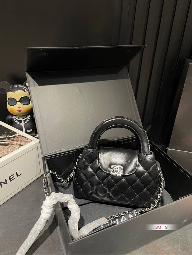 香奈儿chanel Kelly手提包 时尚是一个轮回 大热门中古 Kelly被chanel重新设计焕发生机 中古kelly以经典的手柄手提出名 在基础加上皮穿链