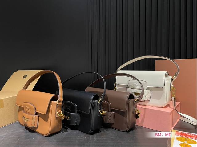 配盒 缪缪金币腋下包 开挂的miumiu火遍全网了 今年miumiu真是开挂了啊把学院风拿捏的死死的太好看啦 尺寸：24*13