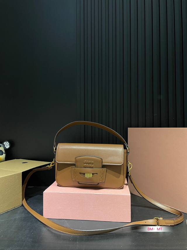 配盒 缪缪金币腋下包 开挂的miumiu火遍全网了 今年miumiu真是开挂了啊把学院风拿捏的死死的太好看啦 尺寸：24*13