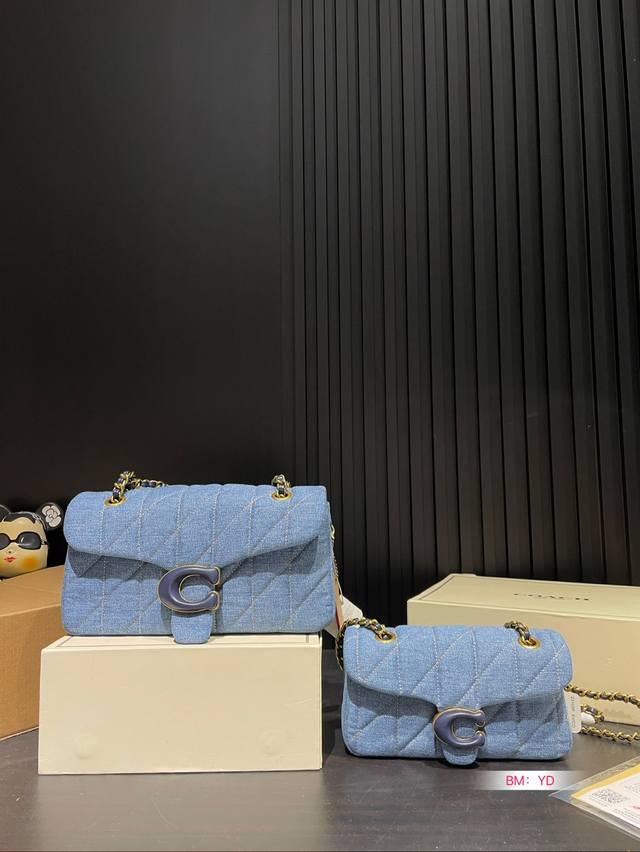 小号 大号 配折叠盒子 Coach蔻驰新款丹宁 复古又时髦，自重轻 新品牛仔系列也太酷了 很适合辣妹背的一款 尺寸：大号27*14 小号21*11