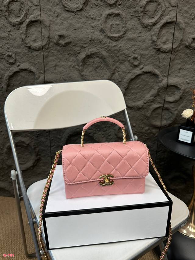 配折叠盒 香奈儿 Chanel 23S Carry Me 真的太香了 这只包包收来就吸引了好多姐妹的目光，软软糯糯的真的太好看了，各种风格衣服都可以搭配，小牛皮