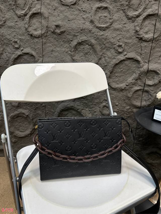 Lv 压花洗漱包单肩包 日常出门旅行必备 容量很可 颜值在线 尺寸：26.20Cm