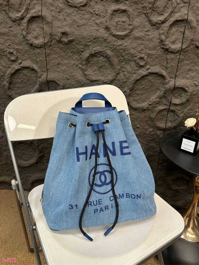 Chanel香奈儿 牛仔丹宁双肩包 Chanel抽绳双肩包无疑是夏天出行必备包包之一。 牛仔丹宁的材质随性又耐造，随意搭配时尚感十足，包身自带做1日感，包口抽绳