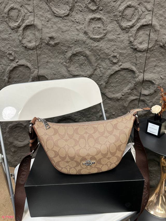 配折叠盒 蔻驰coach新款pace 月牙包 牛角包, 帆布宽肩带设计,可调节长短!!可腋下可单肩斜挎超级能装,老少皆宜的一款。尺寸底部15Cm开口28Cm高1 配折叠盒 蔻驰coach新款pace 月牙包 牛角包, 帆布宽肩带设计,可调节长短!!可腋下可单肩斜挎超级能装,老少皆宜的一款。尺寸底部15Cm开口28Cm高1