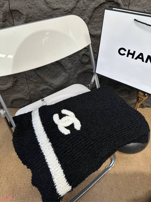 全套包装 香奈儿chanel围巾真的相当的百搭，上身气质 Upup上身效果气场非常强大！这款围巾的效果很特别，手感柔软成色有质感，面料厚实保暖，版型更是非常有型