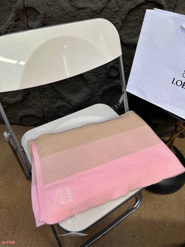 全套包装 罗意威chanel围巾真的相当的百搭，上身气质 Upup上身效果气场非常强大！这款围巾的效果很特别，手感柔软成色有质感，面料厚实保暖，版型更是非常有型