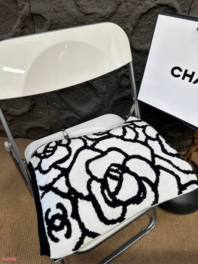 全套包装 香奈儿chanel围巾真的相当的百搭，上身气质 Upup上身效果气场非常强大！这款围巾的效果很特别，手感柔软成色有质感，面料厚实保暖，版型更是非常有型