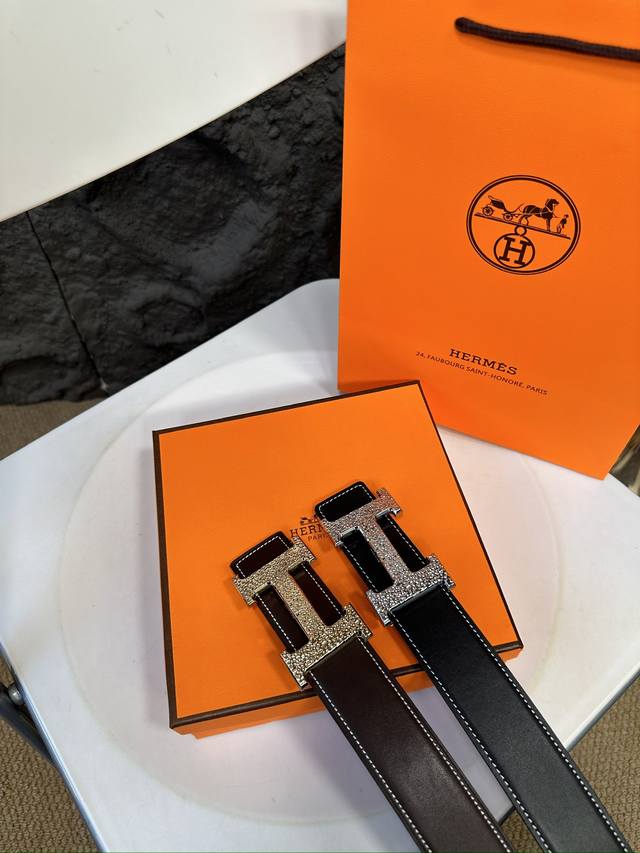 升级版 爱马仕！ ！高版本！ 腰带 嘿哈 原单牛皮皮带～热门款 皮带里面最火的啦～质量很好 全套包装！五金绝对不褪色 皮带头和专柜一样的哦～ 配礼盒手提袋发票