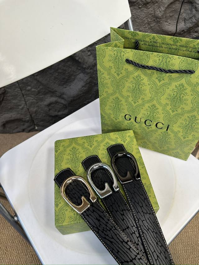 升级版 酷奇！ ！高版本！！ 腰带 嘿哈 原单牛皮皮带～热门款 皮带里面最火的啦～质量很好 全套包装！五金绝对不褪色 皮带头和专柜一样的哦～ 配礼盒手提袋发票