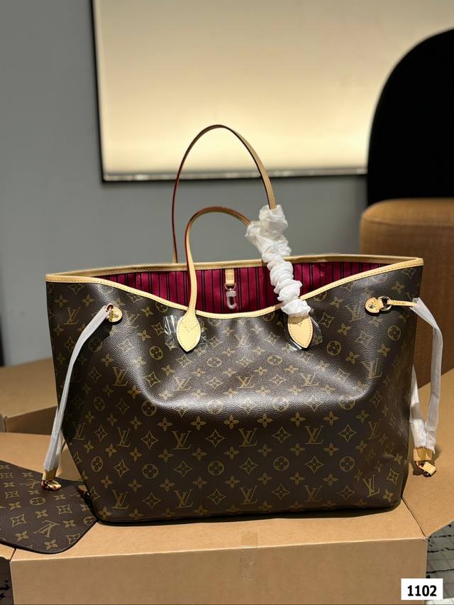 礼盒包装 Lv Neverfull 购物袋！入门级的款式哦！绝对的终身款！此物经典不言而喻！街拍和实用都是非常nb的选择！大家拿到后可以感受下，皮质颗粒之间空袭