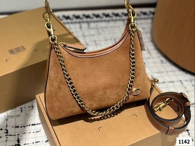 配蔻驰腋下 新品腋下包辣妹风也太酷啦 C新品太好看了叭新出的包型好好背呀~真的 太酷了家人们 尺寸:25 15 配蔻驰腋下 新品腋下包辣妹风也太酷啦 C新品太好看了叭新出的包型好好背呀~真的 太酷了家人们 尺寸:25 15