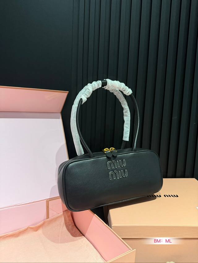 中号 大号 配折叠礼盒 Miumiu保龄球 公文包 包包甜度刚好！ 很难不爱啊啊！ 可手拎也可斜挎 绝对不是小废包哦容量足足的~~ 出场就是miumiu小公主！