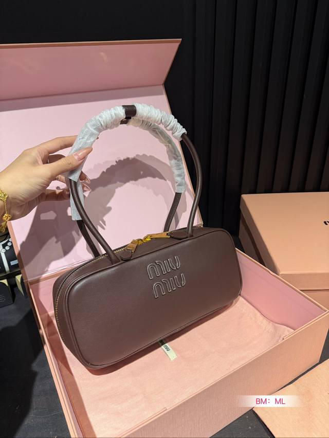 中号 大号 配折叠礼盒 Miumiu保龄球 公文包 包包甜度刚好！ 很难不爱啊啊！ 可手拎也可斜挎 绝对不是小废包哦容量足足的~~ 出场就是miumiu小公主！