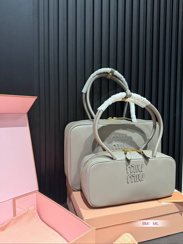 中号 大号 配折叠礼盒 Miumiu保龄球 公文包 包包甜度刚好！ 很难不爱啊啊！ 可手拎也可斜挎 绝对不是小废包哦容量足足的~~ 出场就是miumiu小公主！