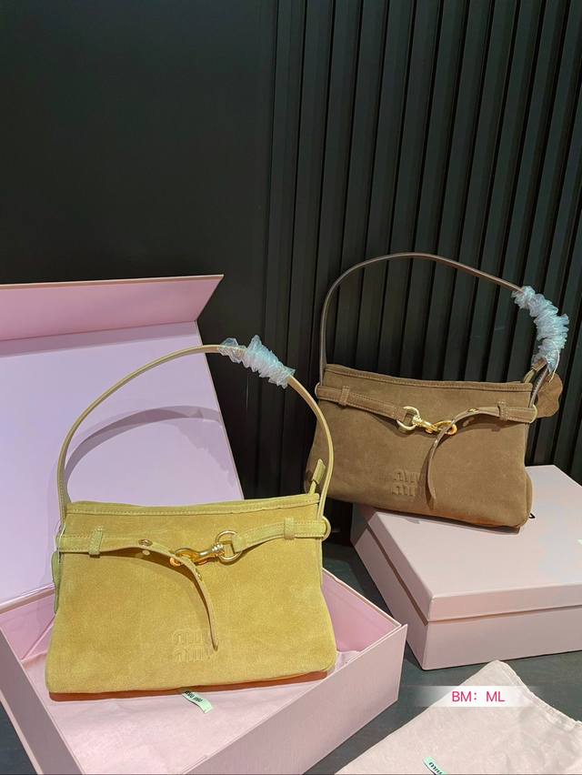 配折叠礼盒 Miumiu 25Ss 腋下包 都市打工人注意啦！想要一款既时尚又实用的通勤包吗？这款复古腋下包，伯爵驼色，绝对是你的秋冬首选！高级感十足，搭配任何