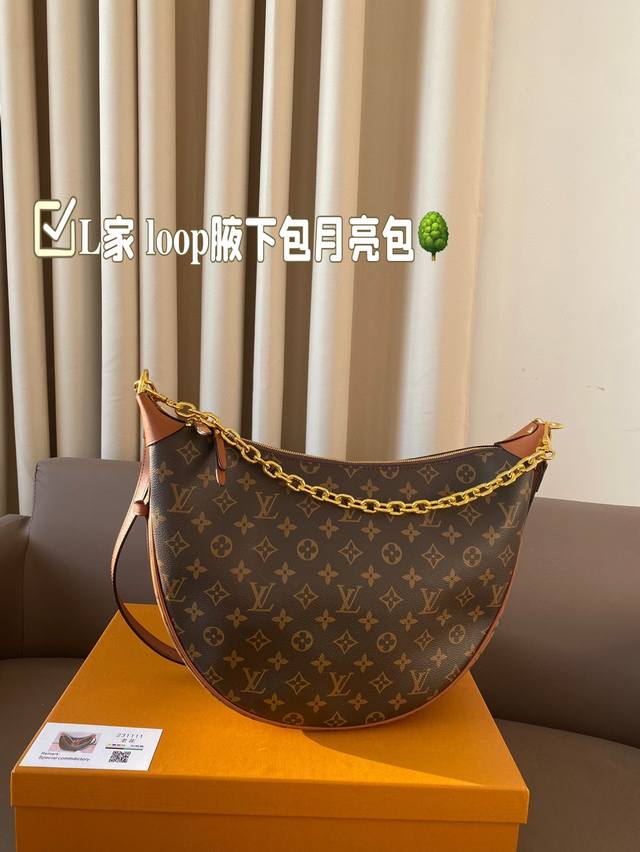 腋下包 ：38*26 家 腋下包 太戳我了吧！上身效果！ 啥也不说啦！订起来 . 22Ss 走秀款 搜索lv 大月亮包 拼色