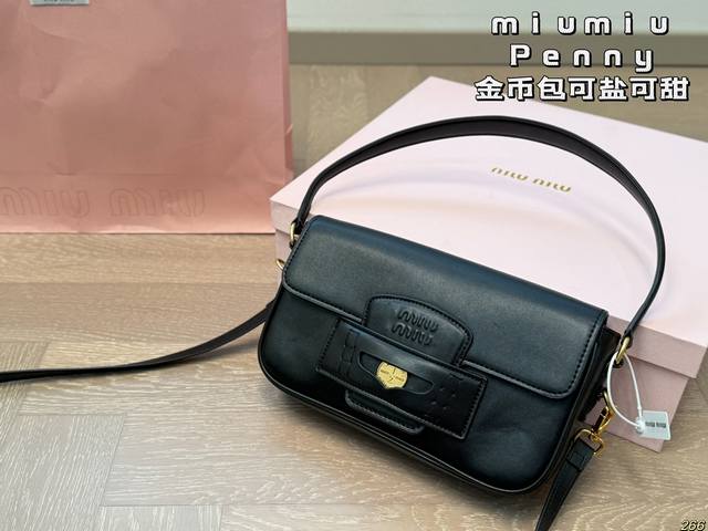 配盒 缪缪miumiu Penny 金币包 设计灵感来自1950年代盛行于美国校园的金币乐福鞋一因不满学校统一校服的规定，学生们在鞋面缝隙插入一枚光亮的便士金币