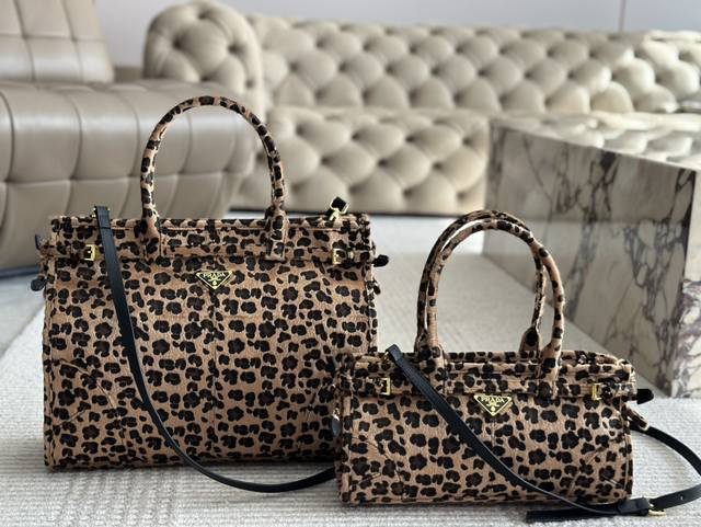 马毛 24Fw秋冬prada来啦0满眼都是高级感. 高级棕色调是不是温暖又质感十足呀~简洁大方的设计既有现代感又不失经典魅力oo小仙女们赶紧备战秋款 38 30 马毛 24Fw秋冬prada来啦0满眼都是高级感. 高级棕色调是不是温暖又质感十足呀~简洁大方的设计既有现代感又不失经典魅力oo小仙女们赶紧备战秋款 38 30