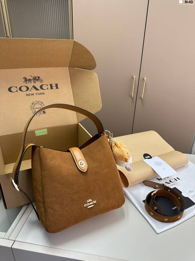 配挂件 驰蔻下腋水桶包 Coach典经老配花色 Hadley单肩包 出新的 Hadley 实是用轻便单的包肩 肩宽设带计背着舒更哦服还是两的用 N-43尺寸24