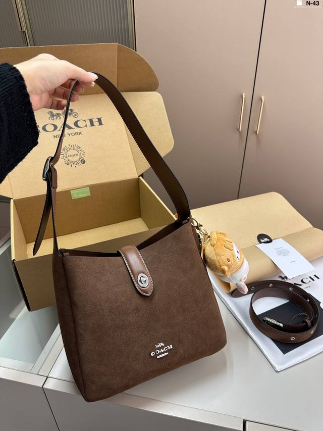 配挂件 驰蔻下腋水桶包 Coach典经老配花色 Hadley单肩包 出新的 Hadley 实是用轻便单的包肩 肩宽设带计背着舒更哦服还是两的用 N-43尺寸24