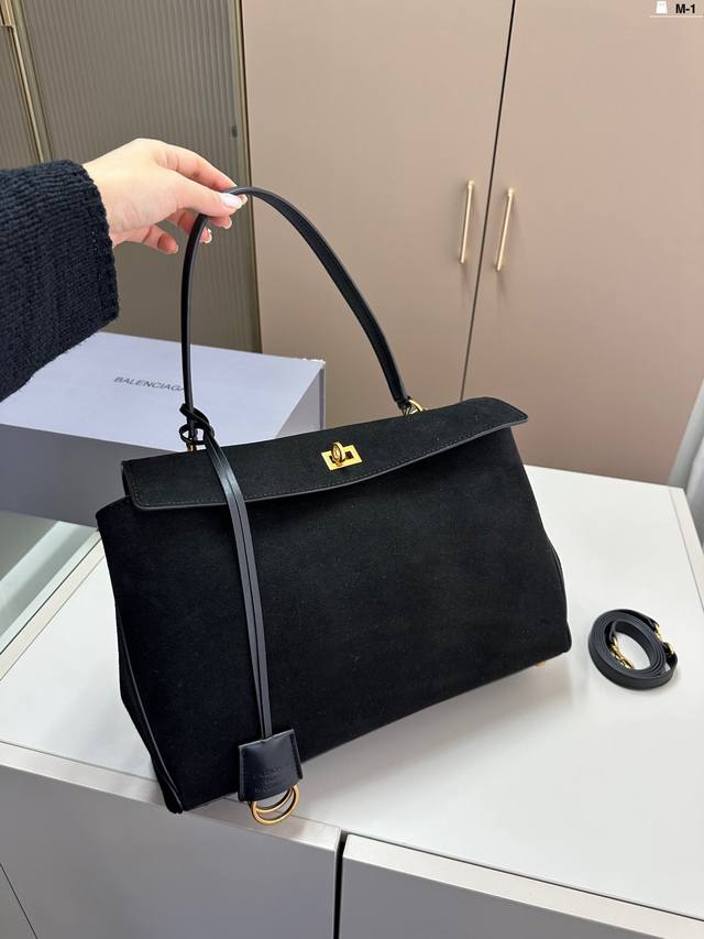 巴黎世家新款rodeo大廓形包包 柔软的大廓形包包 上身慵懒感立刻get、 真的很喜欢又方便又酷的超实用大包 M-1尺寸35.11.21折叠盒