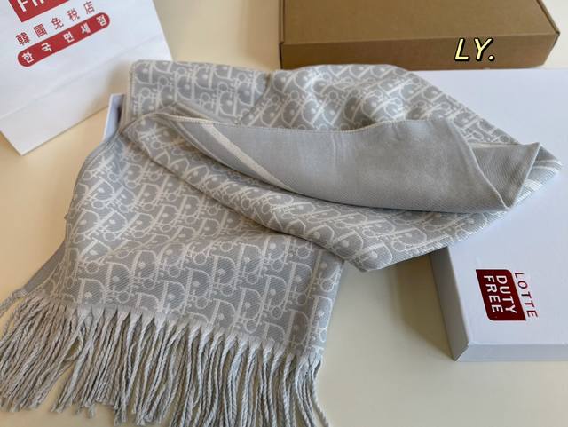 配盒飞机盒纸袋 Size:180×65 Dior 迪奥秋冬必备韩系围巾 很柔软保暖的一款围巾 百搭实用也做披肩, 不仅好看又可以保暖~ 随手一搭就很好看 配盒飞机盒纸袋 Size:180×65 Dior 迪奥秋冬必备韩系围巾 很柔软保暖的一款围巾 百搭实用也做披肩, 不仅好看又可以保暖~ 随手一搭就很好看