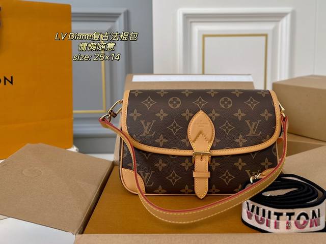 折叠盒飞机盒 Size：25×14 Lv路易威登diane复古法棍包 搭配两条肩带，腋下斜挎、 皮带扣设计复古经典，超级实用～ 简约的包型，可盐可甜，慵懒又随意