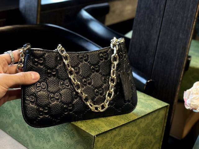 牛皮 折叠礼盒 飞机盒 配长肩带 Gucci 腋下包 背在腋下不大不小 不光有可人外表 空间也很喜人 更是百搭 一年四季都好背 让你秒变时髦精s！ 尺寸：23