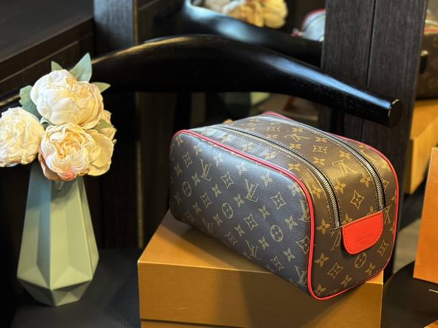 飞机箱包装 Lv 新品化妆包 手拿包 男女同款 二合一洗漱袋 原版内里z Size:26 15Cm