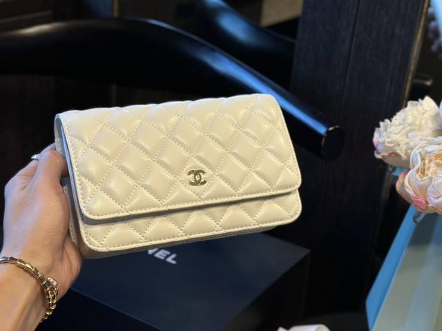 小羊皮 折叠礼盒 官网飞机箱 Chanel 这可是香奶奶的woc发财包啊，原单货！皮料来自意大利，颗粒饱满！牛逼的东西！而且能拿出来的数量非常少je！推荐！20