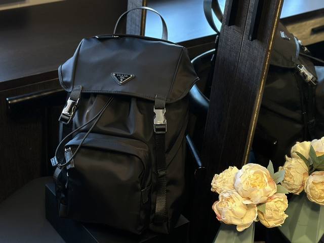 原单 Prada 降落伞布 双肩包 夏日出游必备单品 防水尼龙布z 40