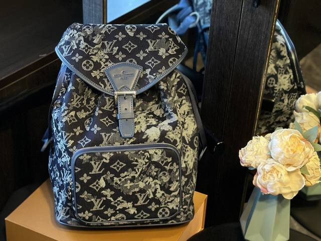 牛仔 Lv 牛仔双肩包 出差旅行必备 休闲商务都可驾驭 容量超大超能装大热门款jy！ 超级酷 尺寸 30 40