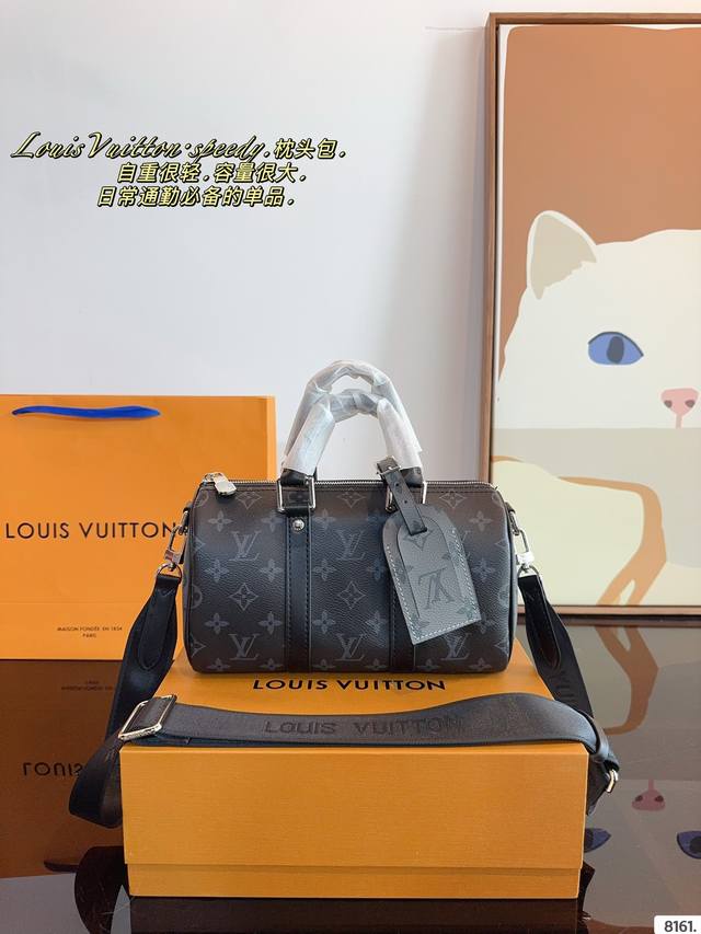 配礼盒 Lv X Nigo Keepall25.枕头包 手袋是一款理想的都市手袋。 标志性的造型与经典的 Monogram 帆布，加之多种携带方式和奢华的天然牛