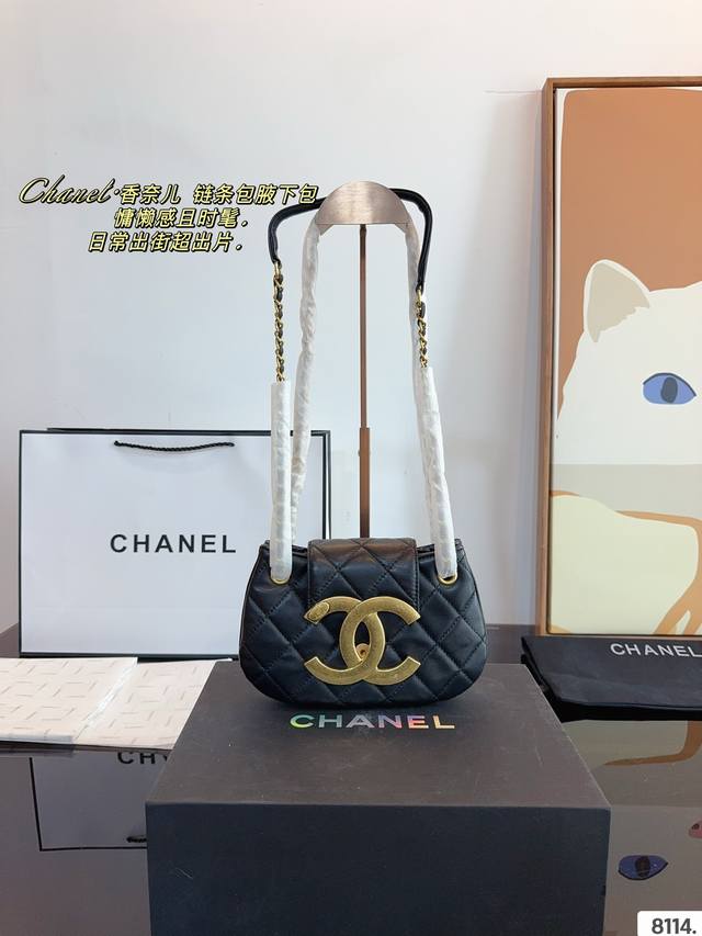 配礼盒. Chanel 香奈儿 24A新款hobo 单肩包 手提包 超级喜欢它简单有质感的设计, 上身性感而帅气,很能装而且方便啊! 无敌时髦洋气~尺寸:20* 配礼盒. Chanel 香奈儿 24A新款hobo 单肩包 手提包 超级喜欢它简单有质感的设计, 上身性感而帅气,很能装而且方便啊! 无敌时髦洋气~尺寸:20*