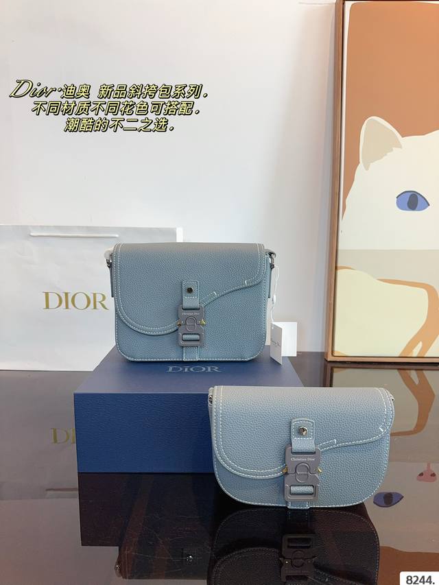 配礼盒 Dior 迪奥 新款 男包系列的相机包实在帅la~ 简单有质感的设计对于日常即使不爱穿搭的男生都很友好 基础款搭配起来也能提升整体时髦度实用又很高级 尺