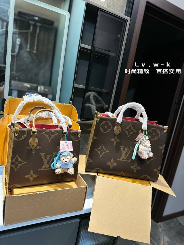 礼盒包装 Lv本款onthego中号手袋释放monogram Empreinte压纹皮革的娴雅意味，可为当季造型注入盎然春意。充裕容量满足都市出行或商务所需，顶