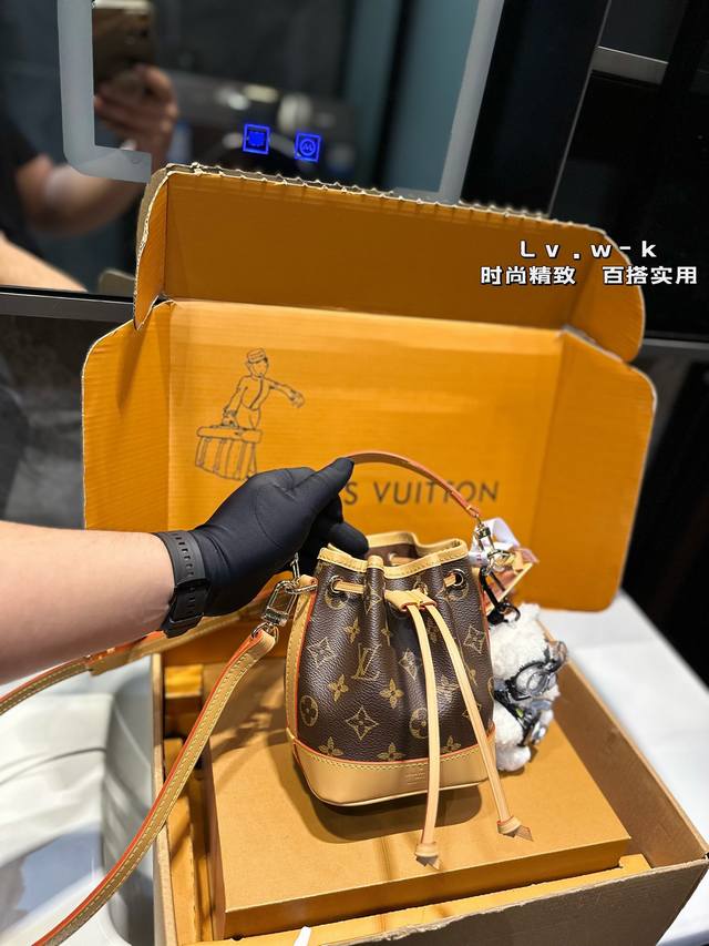 礼盒包装 Lv 新款 Mini 小水桶 手柄的设计 比nano容量大 比bb更小巧 喜欢不要错过 彩色超细纤维粘合内衬,金色金属饰件,束绳闭合 尺寸:13 16 礼盒包装 Lv 新款 Mini 小水桶 手柄的设计 比nano容量大 比bb更小巧 喜欢不要错过 彩色超细纤维粘合内衬,金色金属饰件,束绳闭合 尺寸:13 16