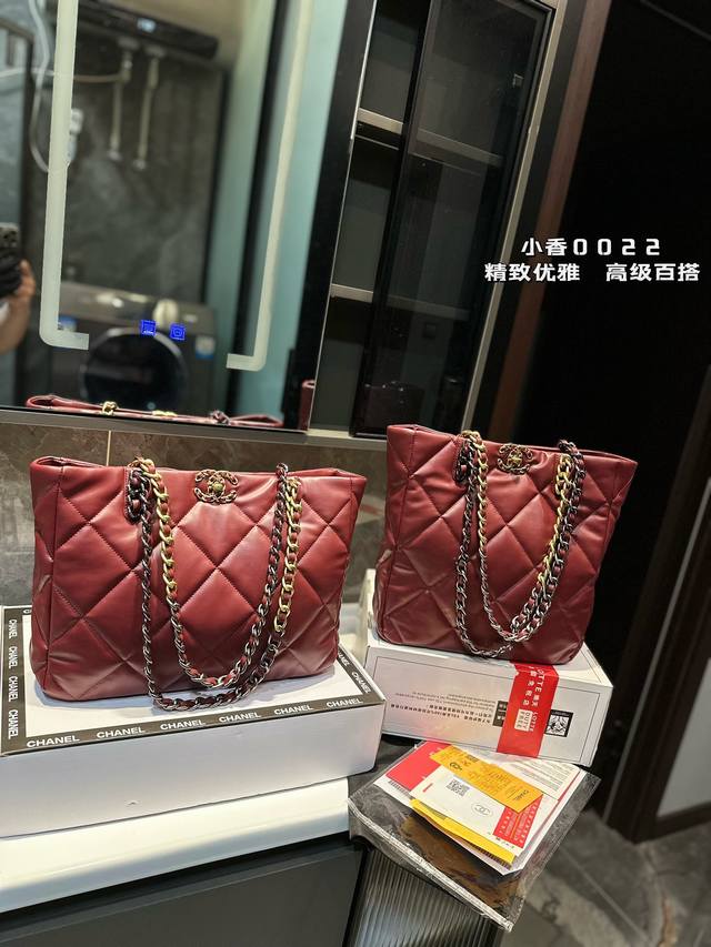 礼盒包装 Chanel 托特tote Bag 不是第一眼美女但拿到手立马真香现场 上身时髦感upup 足以满足日常通勤需求 俺建议直接冲中号啊 皮质是小牛皮手感 礼盒包装 Chanel 托特tote Bag 不是第一眼美女但拿到手立马真香现场 上身时髦感upup 足以满足日常通勤需求 俺建议直接冲中号啊 皮质是小牛皮手感