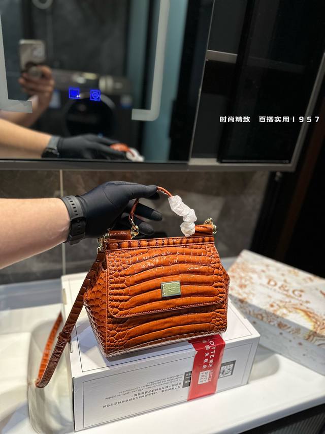 礼盒包装 Dg 杜嘉班纳 新款 手提 单肩 斜挎款 官网最新包 喜欢的不得了 特别有腔调 颜值无敌高 复古 优雅 奢华 大气 想到一切美好的词都想给它 一定要入