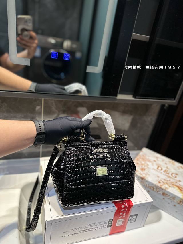 礼盒包装 Dg 杜嘉班纳 新款 手提 单肩 斜挎款 官网最新包 喜欢的不得了 特别有腔调 颜值无敌高 复古 优雅 奢华 大气 想到一切美好的词都想给它 一定要入