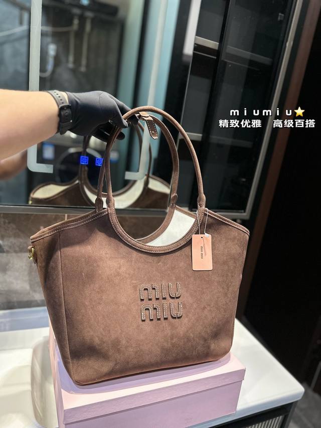礼盒包装 Miumiu新款托特tote 今年的风刮的太猛了 老多爆款了！ 这款的版型也太好看了吧！ Miumiu秋冬一色 Size：32Cm 秋冬季羊羔毛和托特